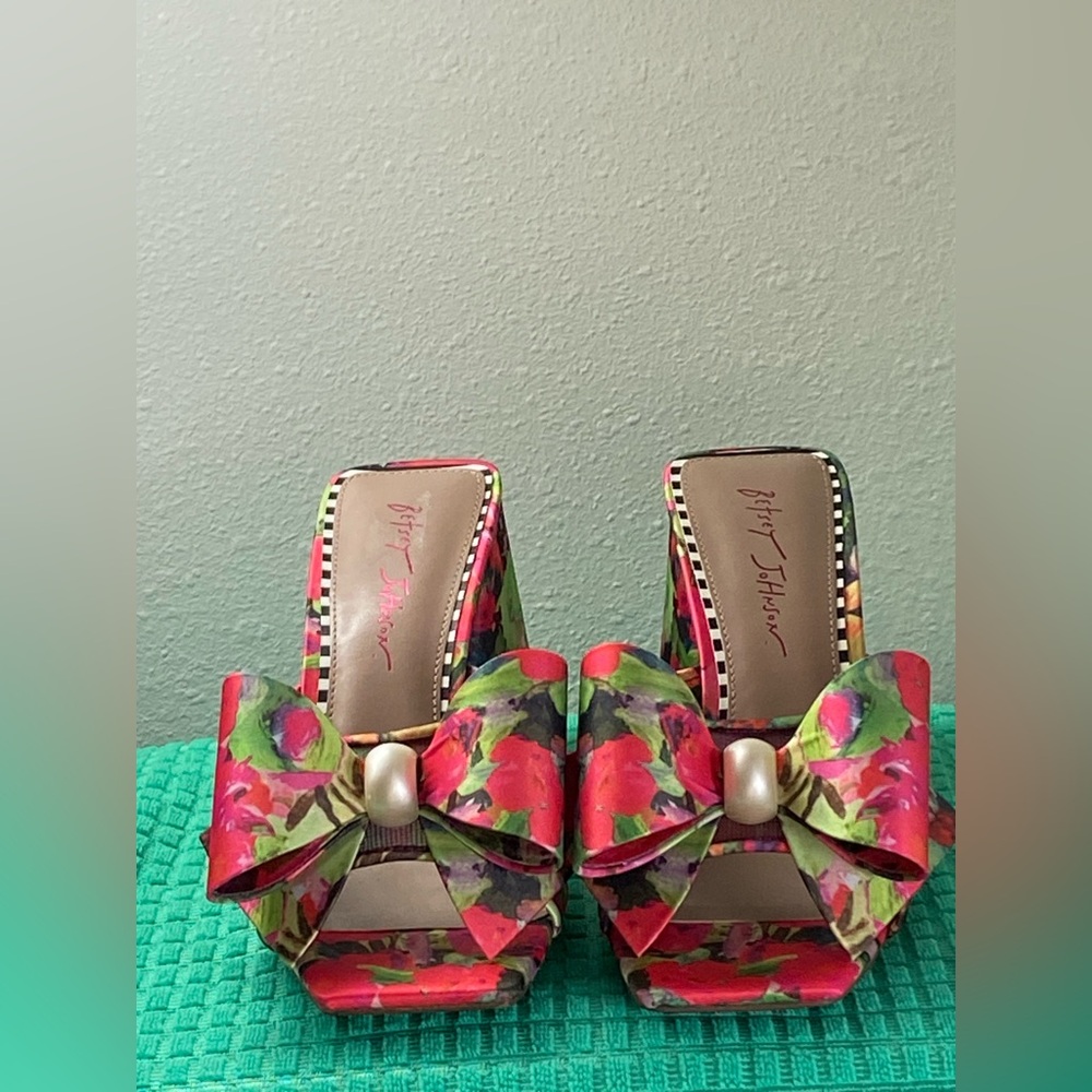 NEW..WOMENS BETSEY JOHNSON PINK FLORAL BOW WEDGE SANDALS 9 - Picture 7 of 16
